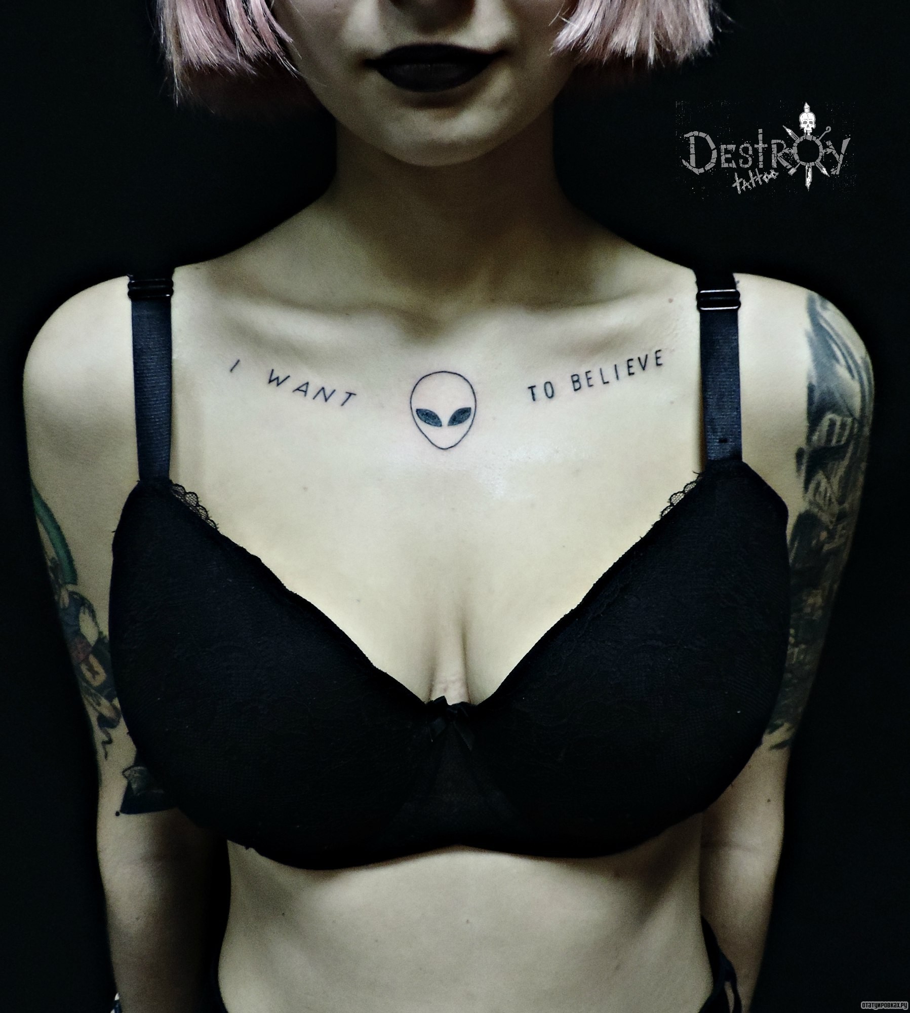 Фотография татуировки под названием «Голова пришельца и надпись»