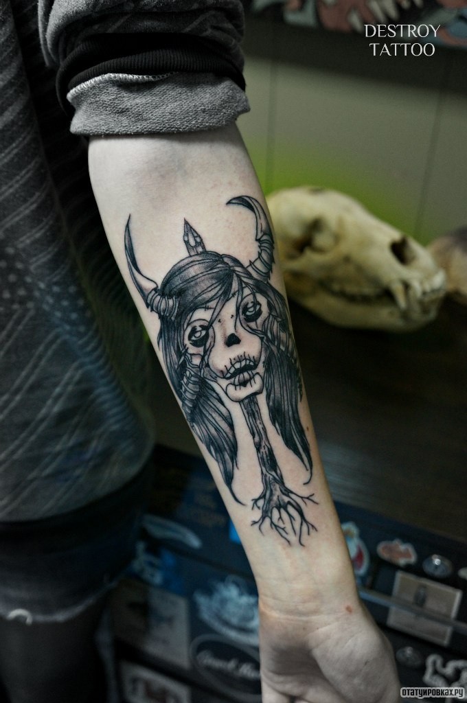 Фотография татуировки под названием «Девушка как череп с рогами»
