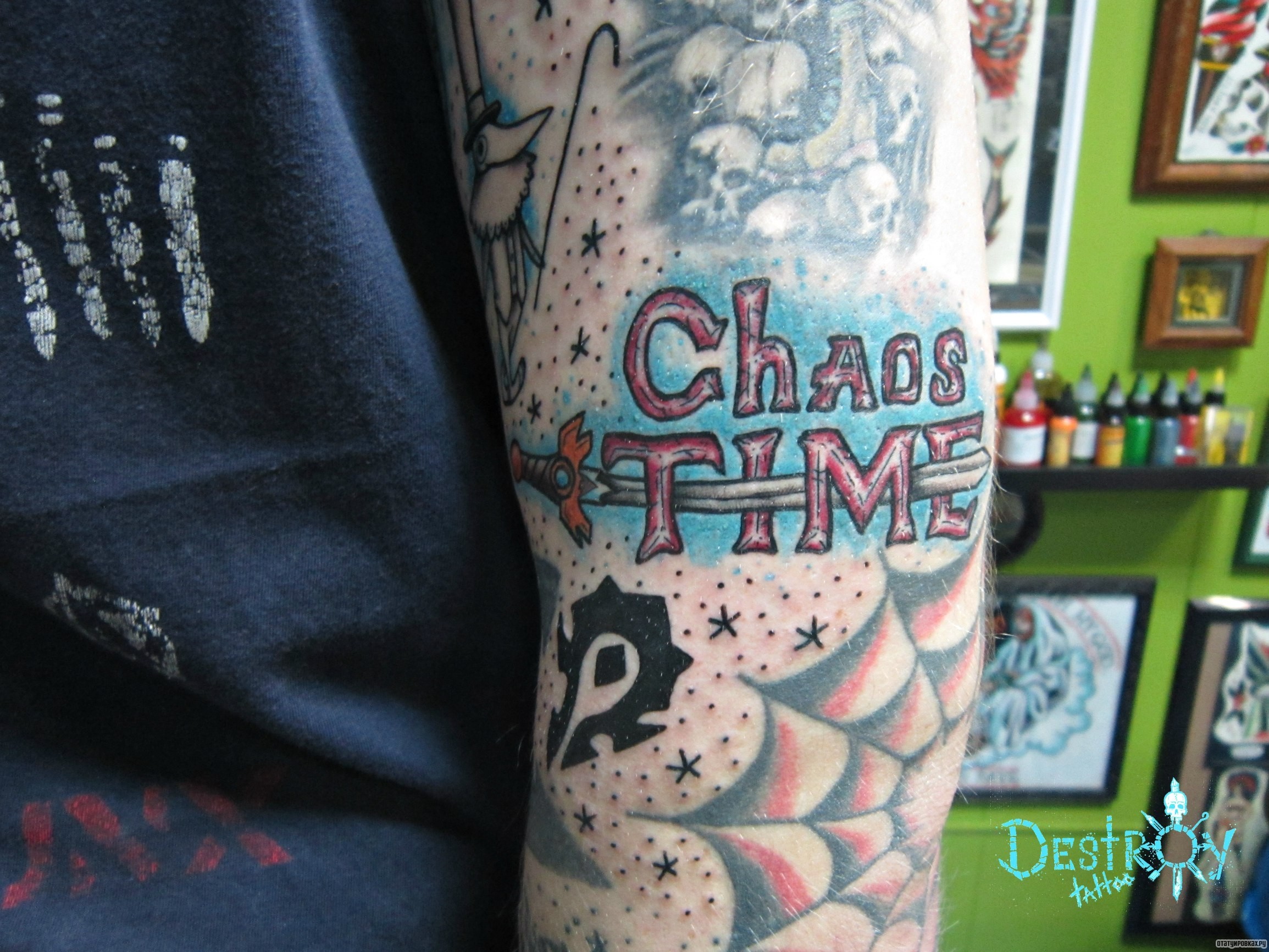 Фотография татуировки под названием «Хаос тайм»