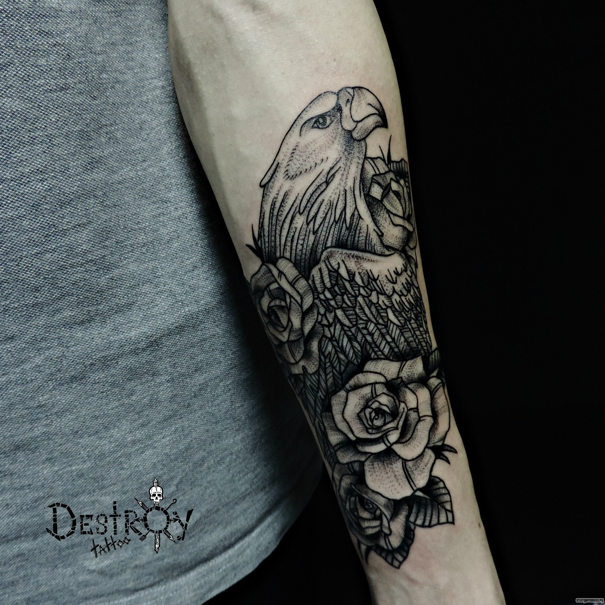 Фотография татуировки под названием «Орел с розами»