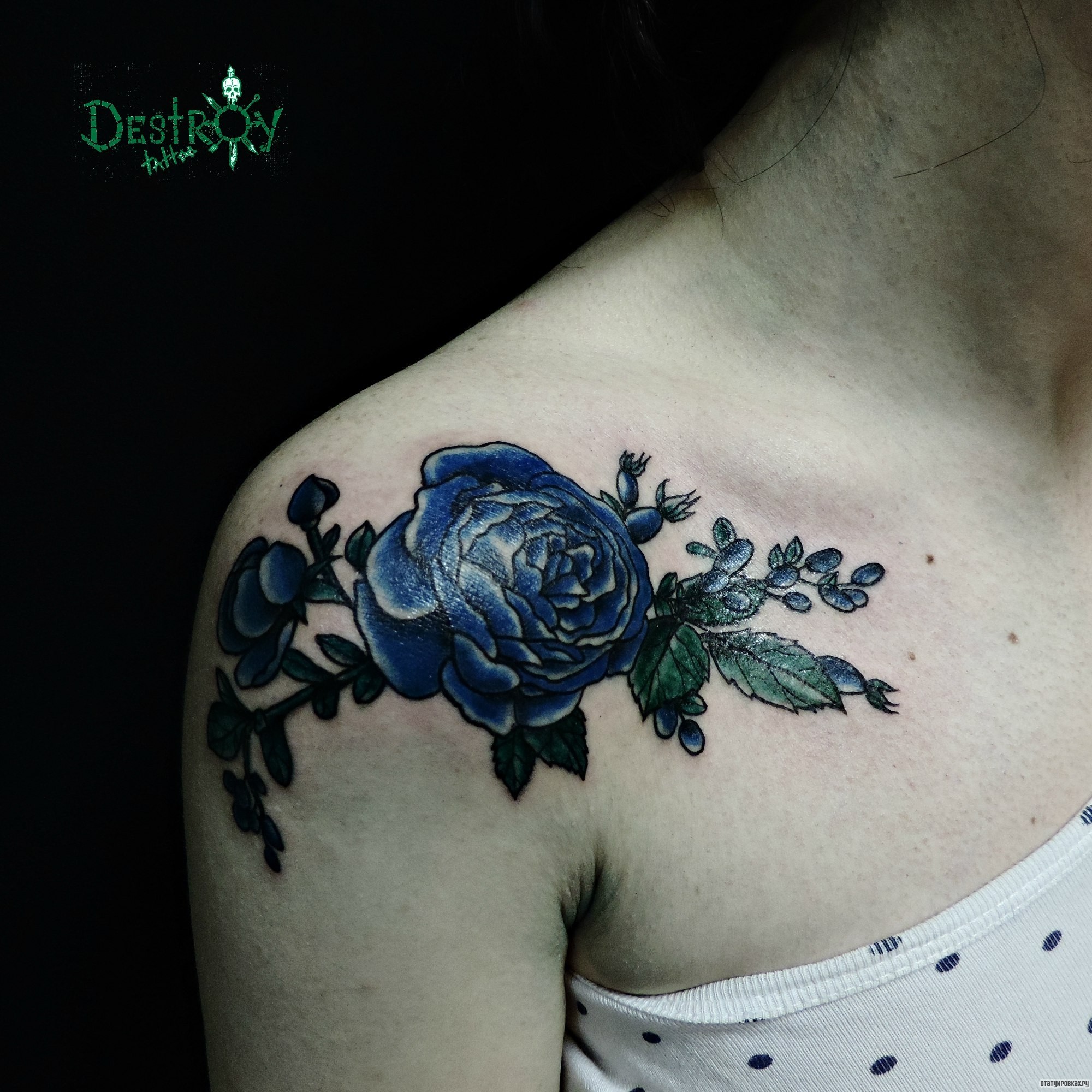 Фотография татуировки под названием «Синяя роза с листьями»