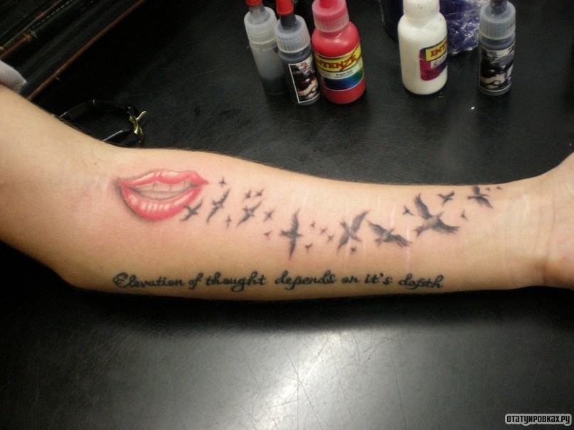 Фотография татуировки под названием «Губы с птицами»