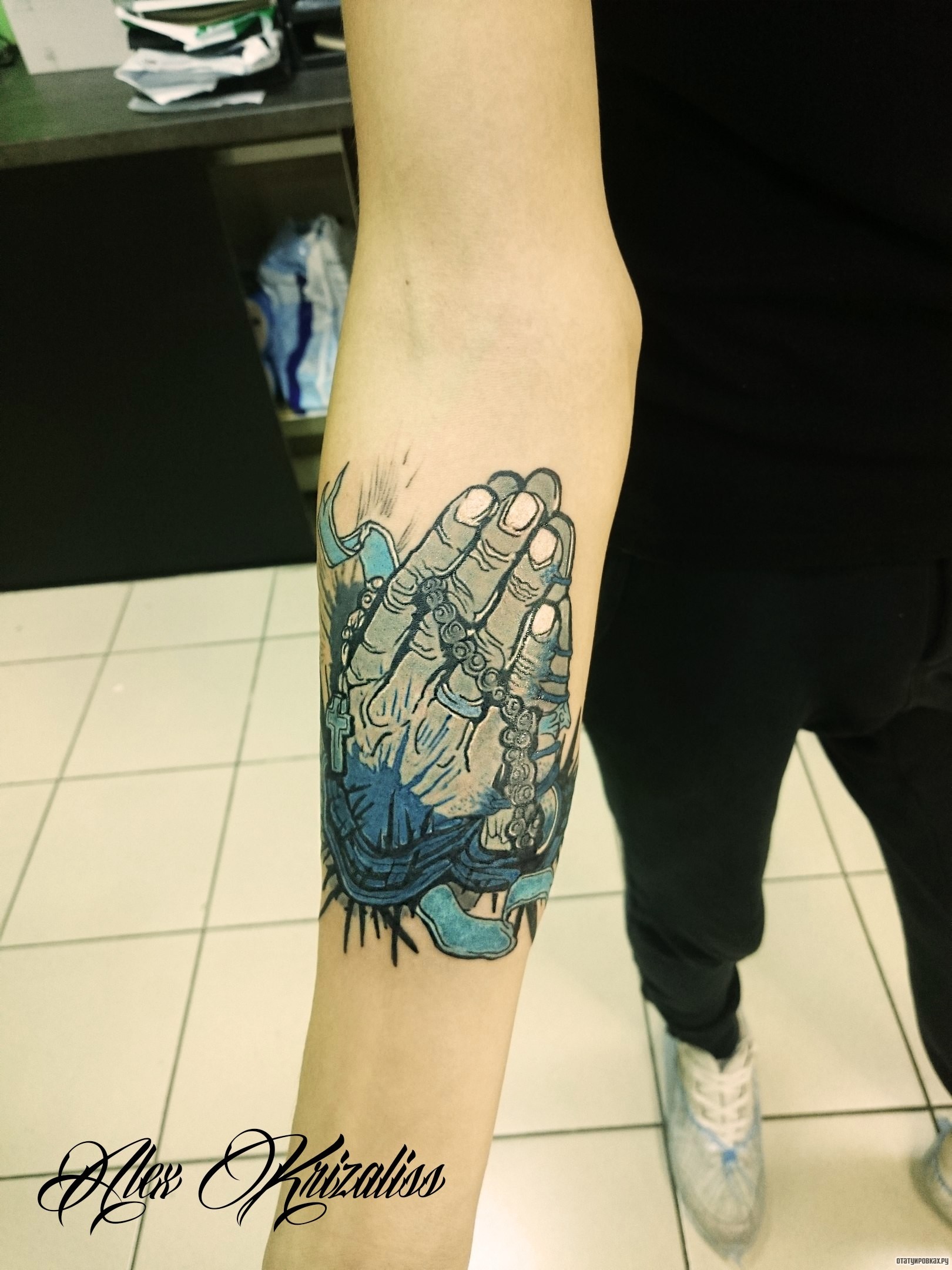 Фотография татуировки под названием «Пожилые руки с цепочкой»