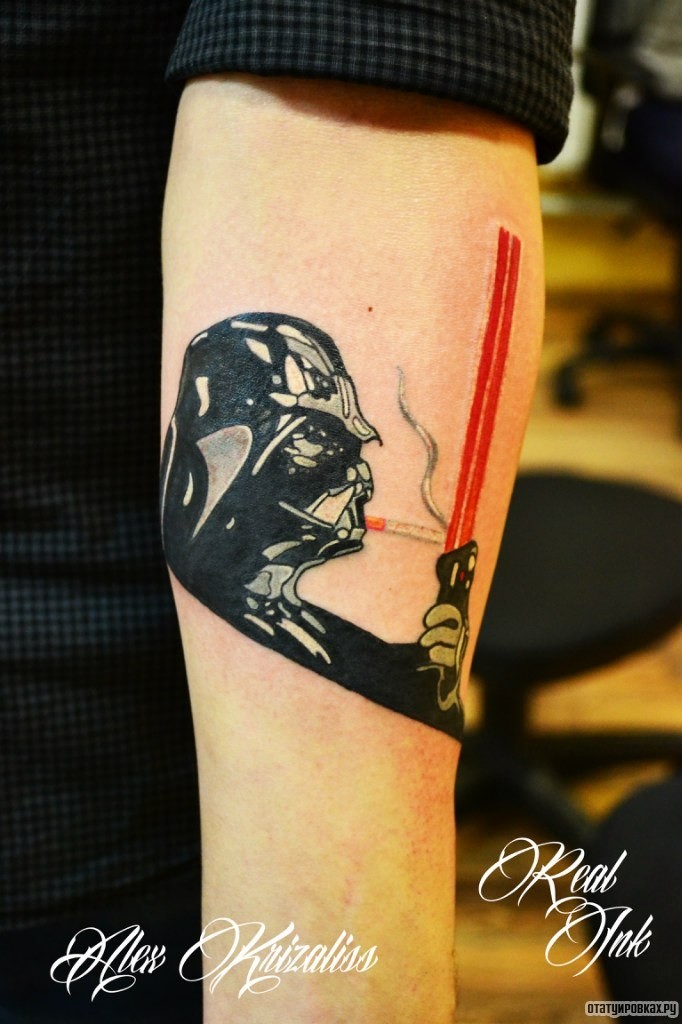 Фотография татуировки под названием «Прикуривает от меча»