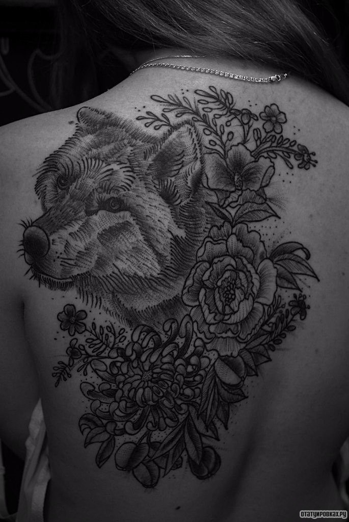 Фотография татуировки под названием «Волк в цветах»
