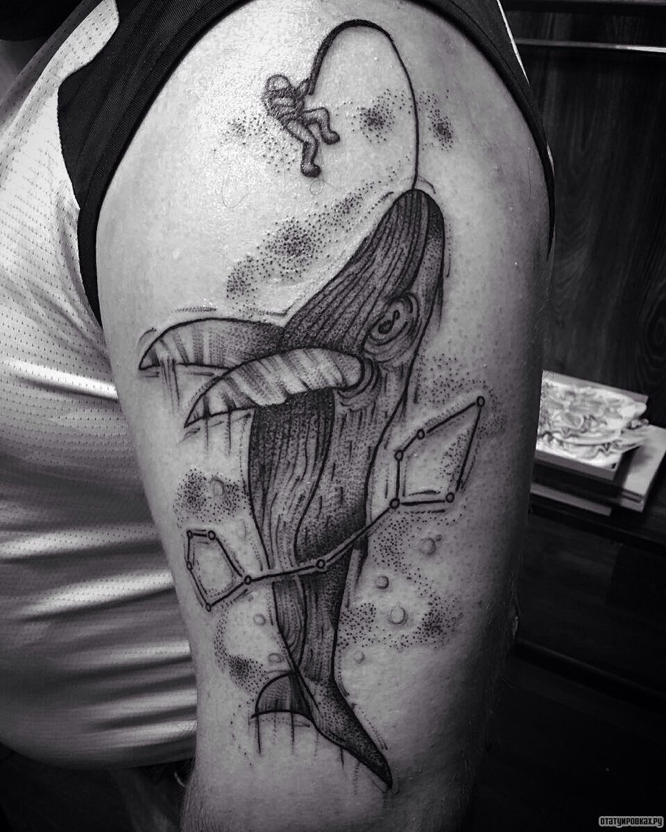 Фотография татуировки под названием «Космонавт поймал кита»