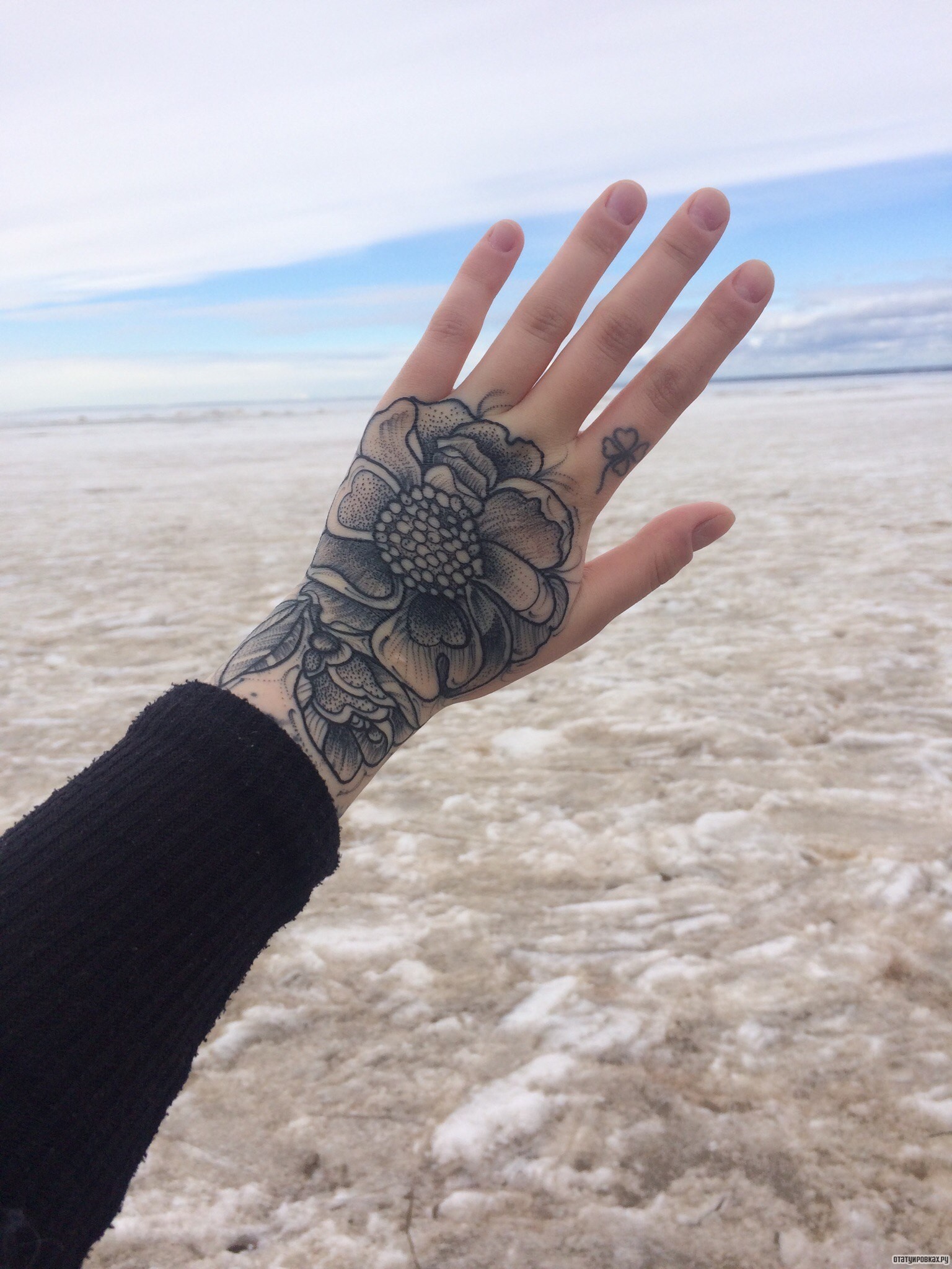 Фотография татуировки под названием «Цветок на руке»