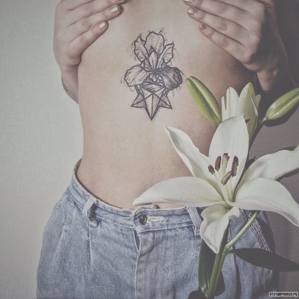 Фотография татуировки под названием «Цветок и узор»