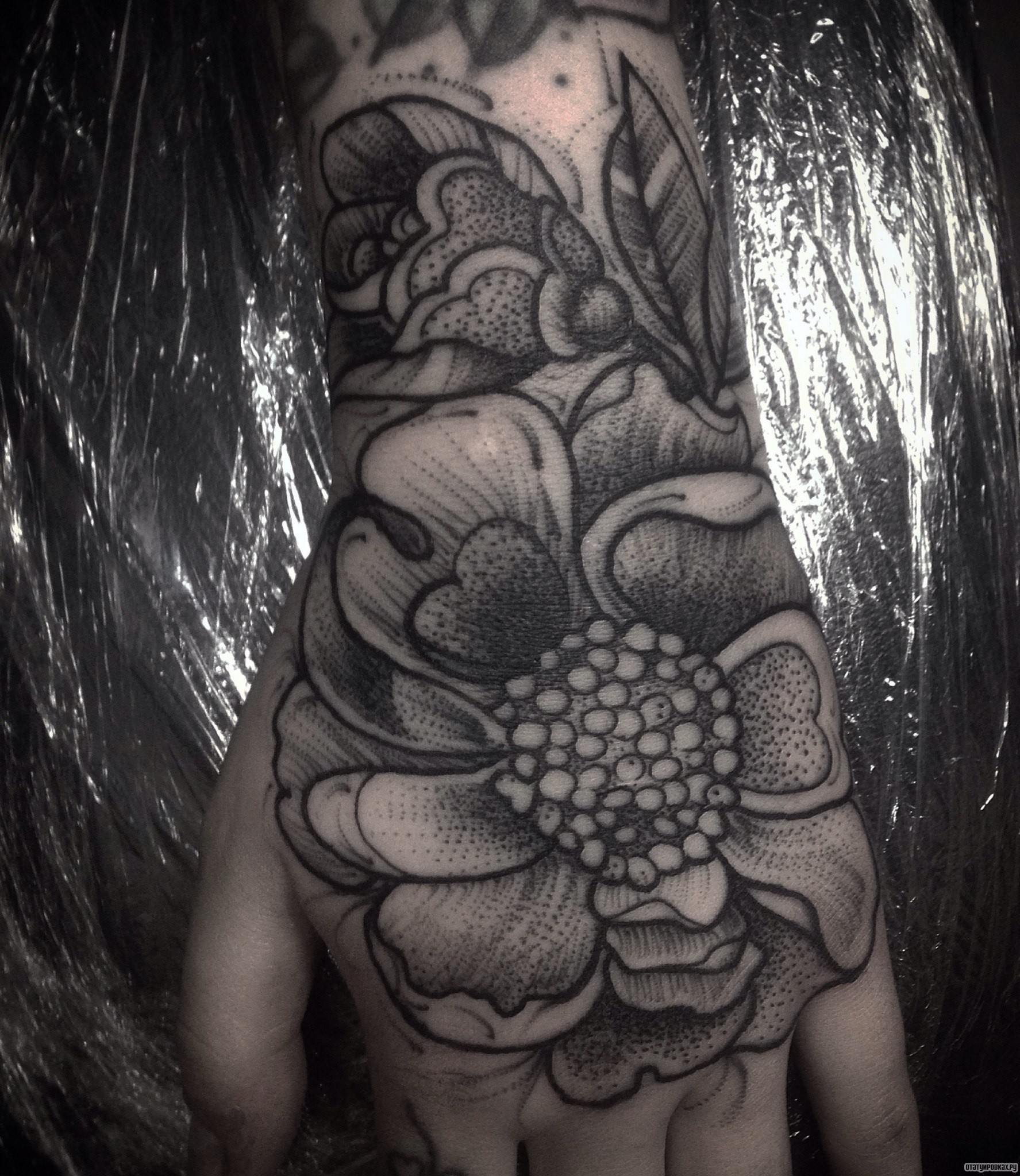 Фотография татуировки под названием «Цветы»