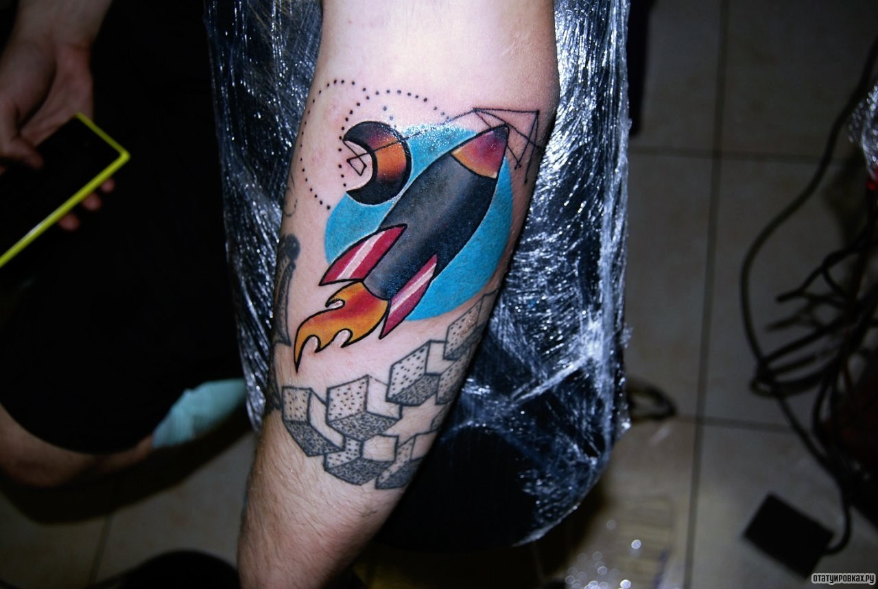 Фотография татуировки под названием «Ракета и месяц»