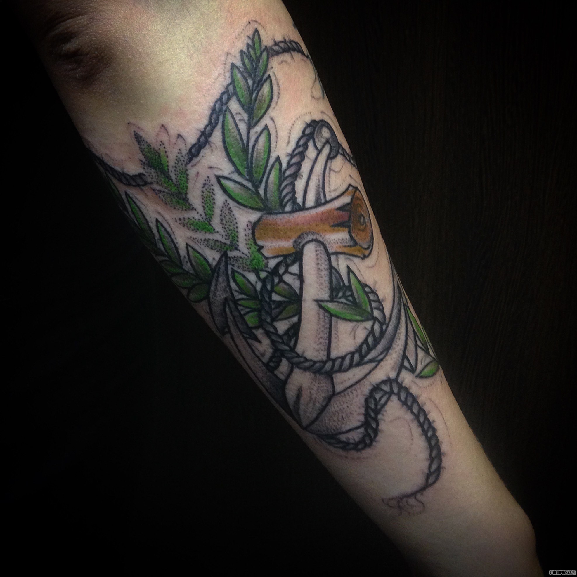 Фотография татуировки под названием «Якорь и ветка с листьями»