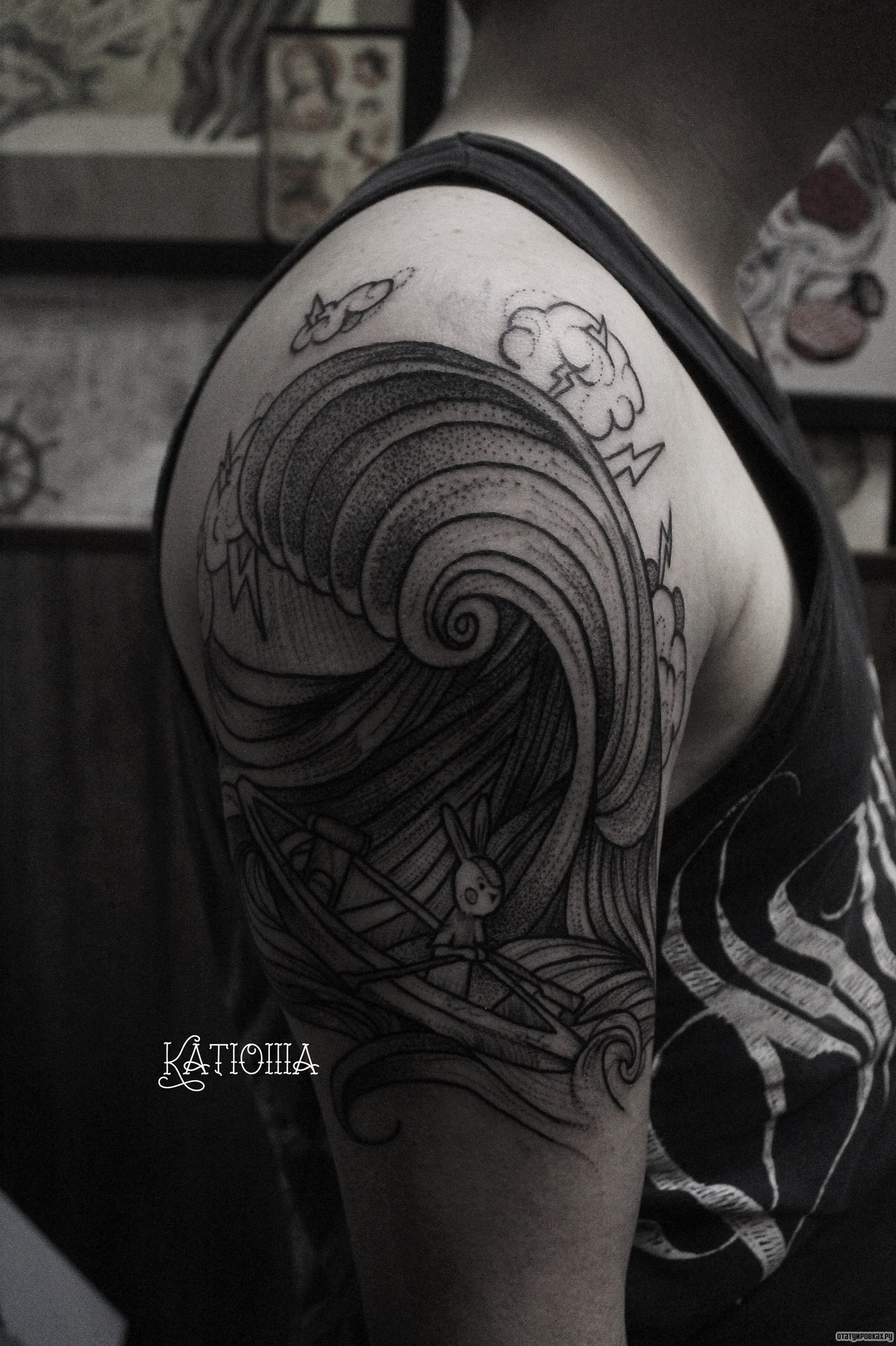Фотография татуировки под названием «Волны и корабль»