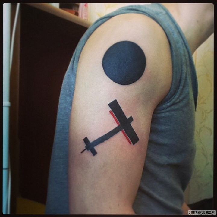Фотография татуировки под названием «Крест и круг»