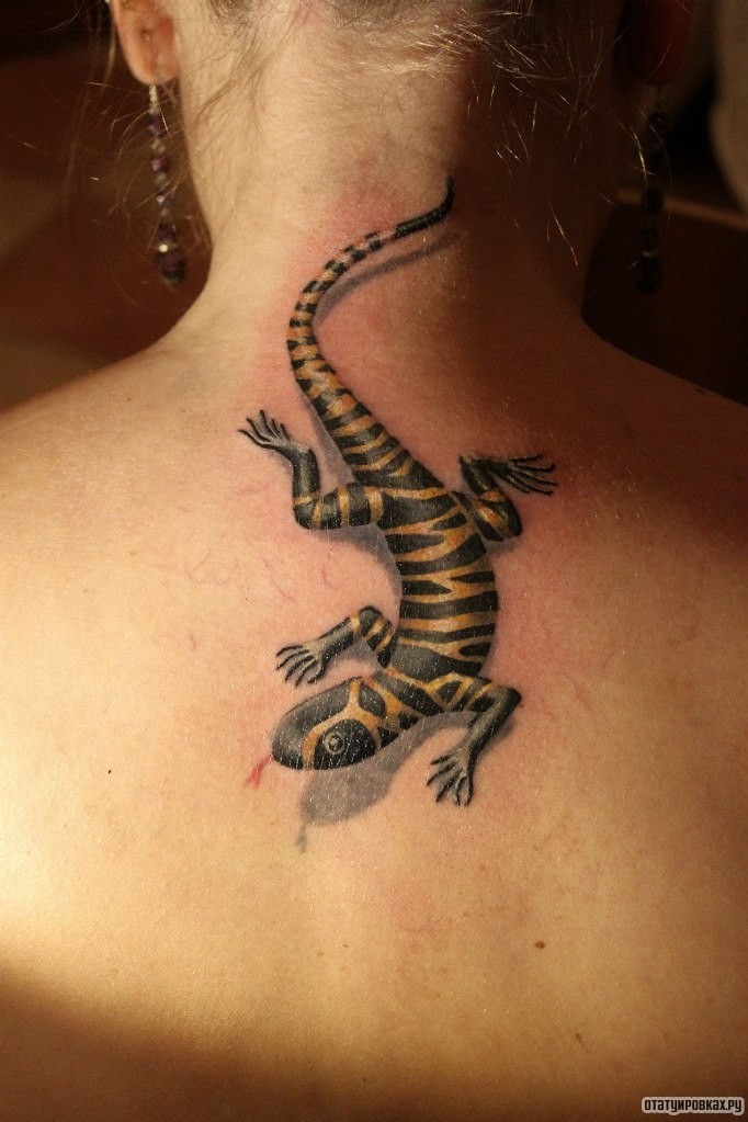 Фотография татуировки под названием «Черно-желтая ящерица»