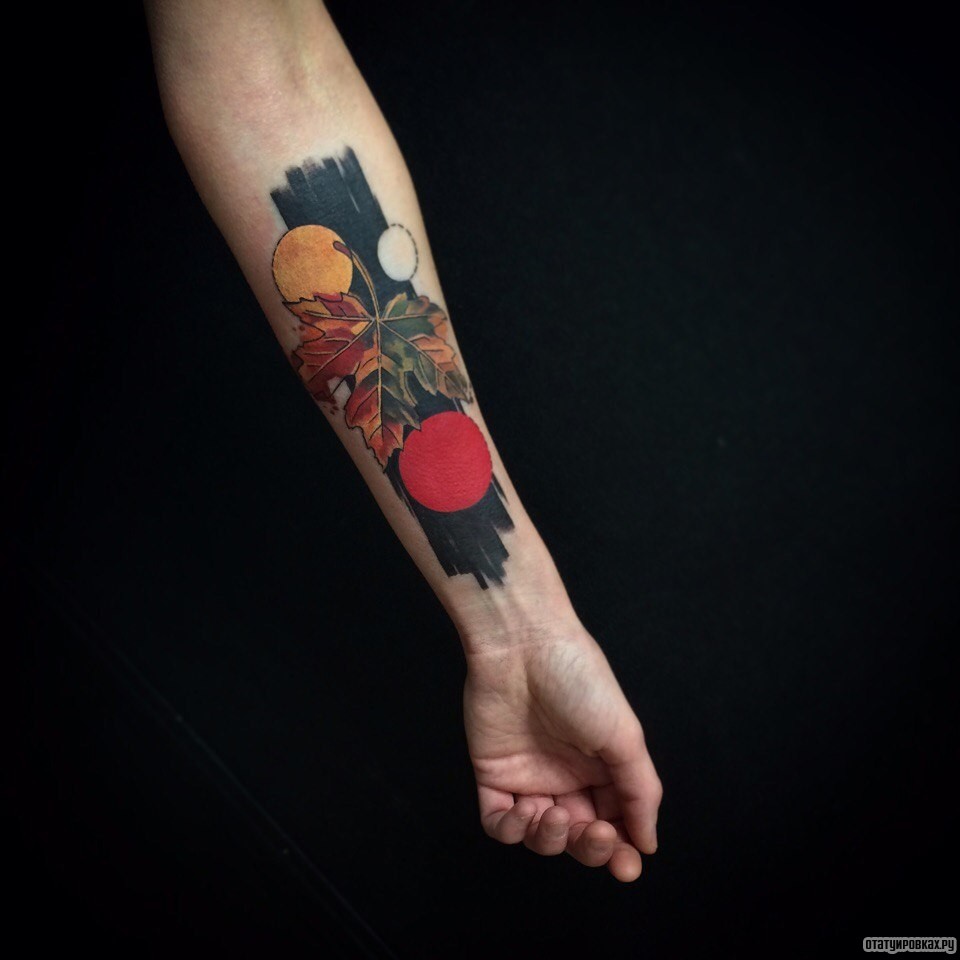 Фотография татуировки под названием «Планеты и кленовый лист»
