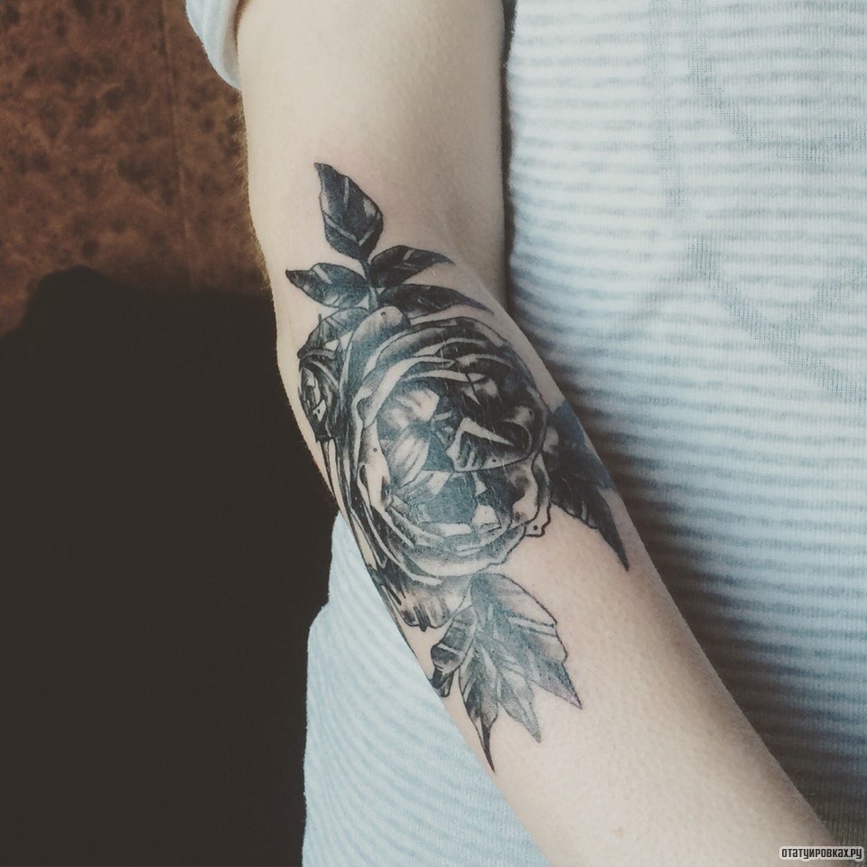 Фотография татуировки под названием «Пион»