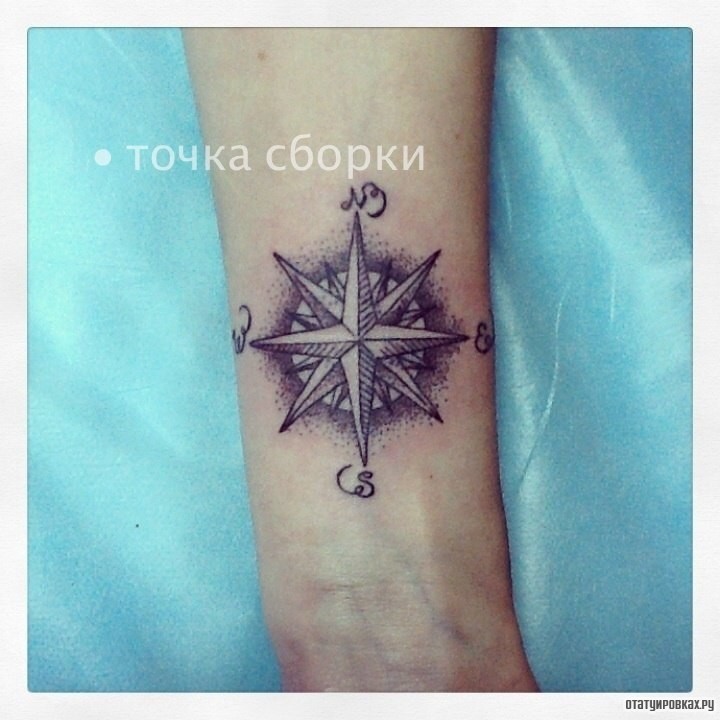 Фотография татуировки под названием «Роза ветров»