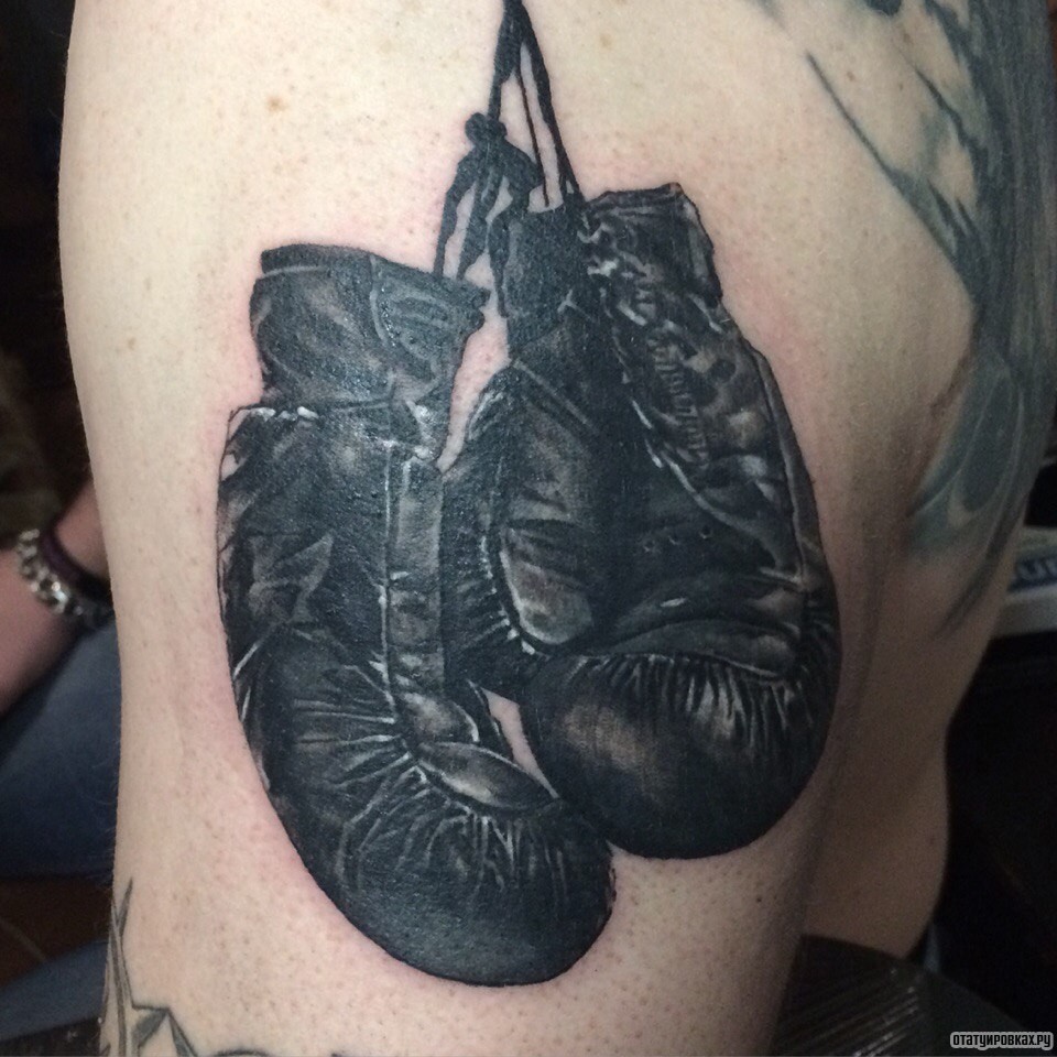 Фотография татуировки под названием «Боксерские перчатки»