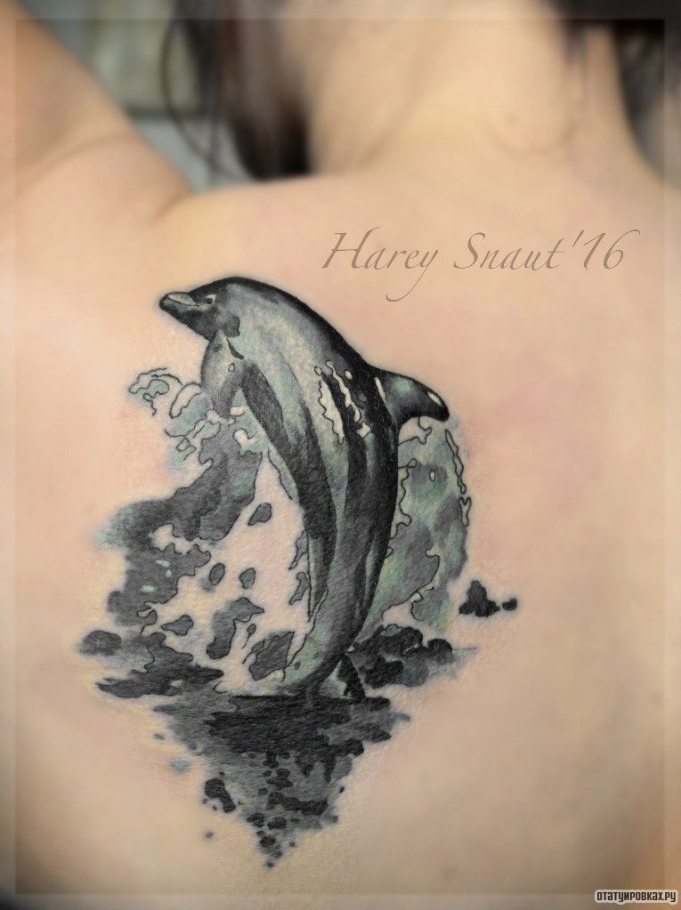 Фотография татуировки под названием «Дельфин»