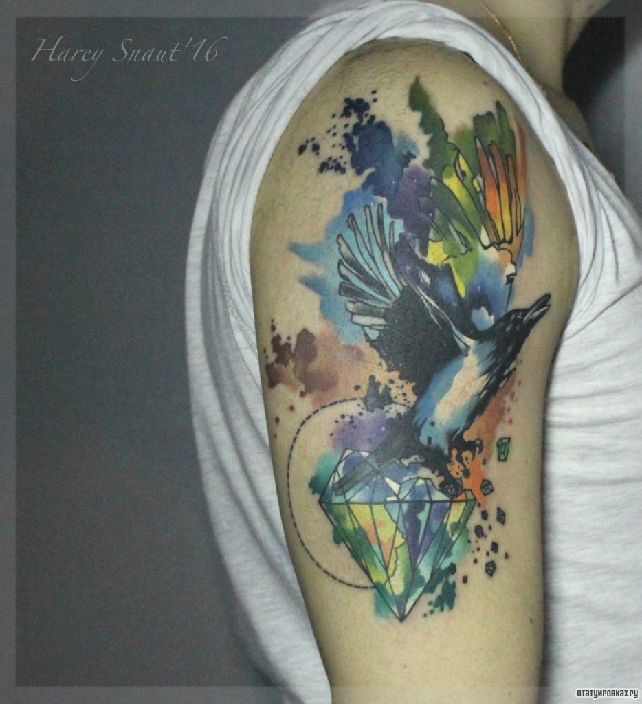 Фотография татуировки под названием «Птица и алмаз»