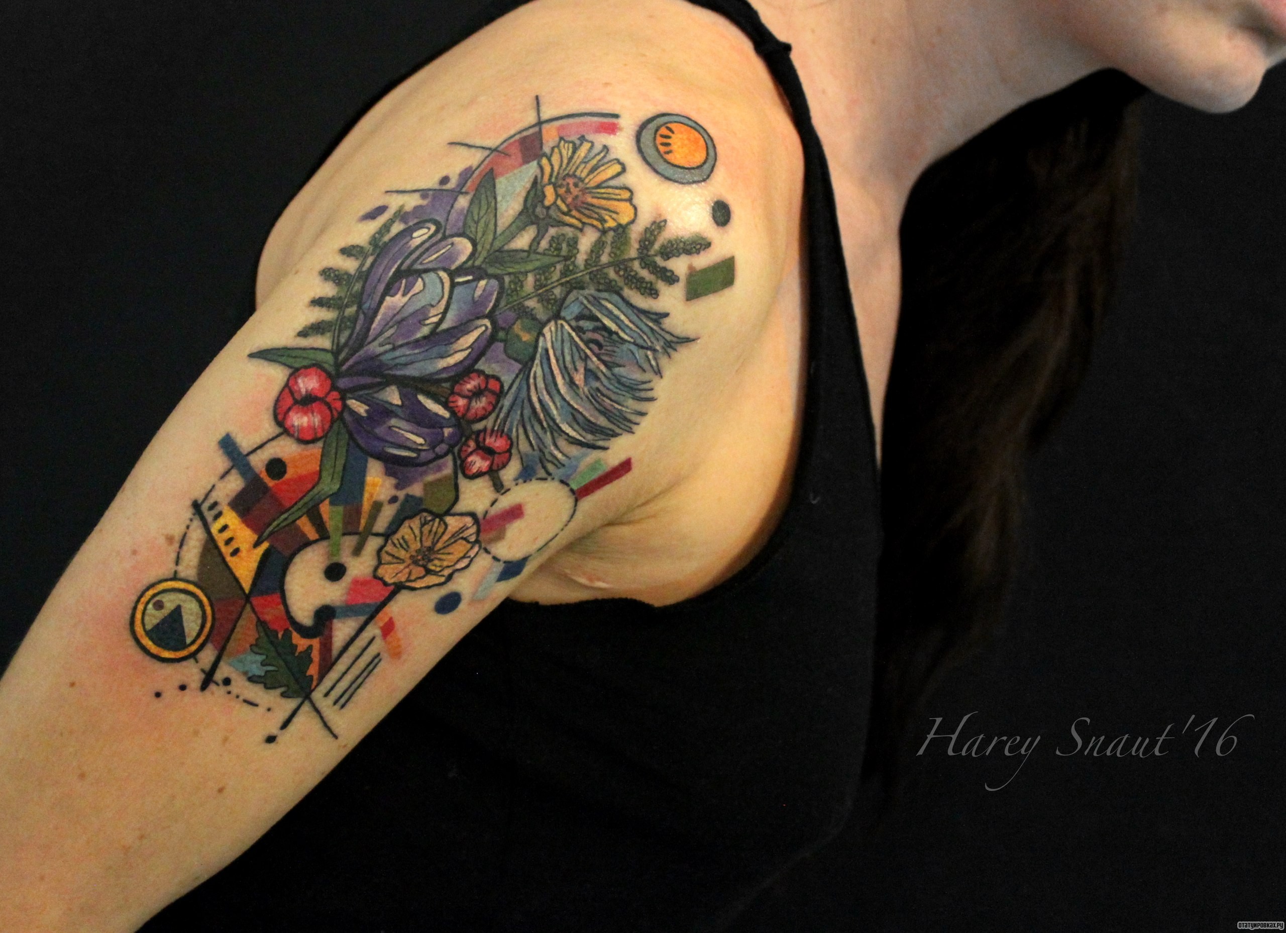 Фотография татуировки под названием «Абстрактные цветы»
