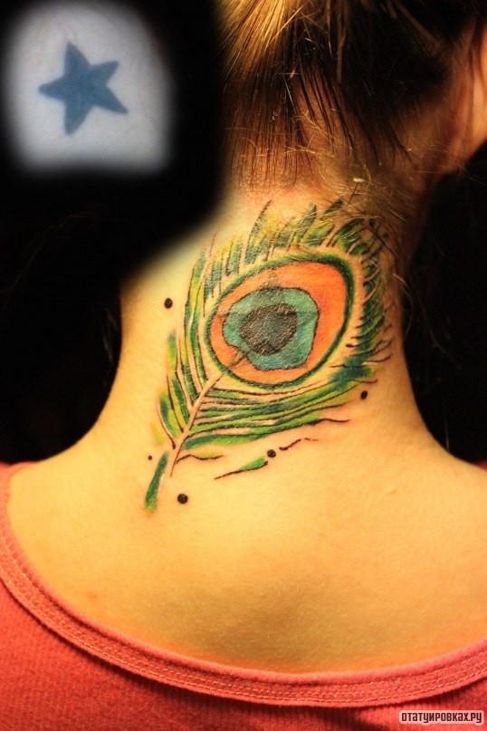 Фотография татуировки под названием «Зеленое перо»