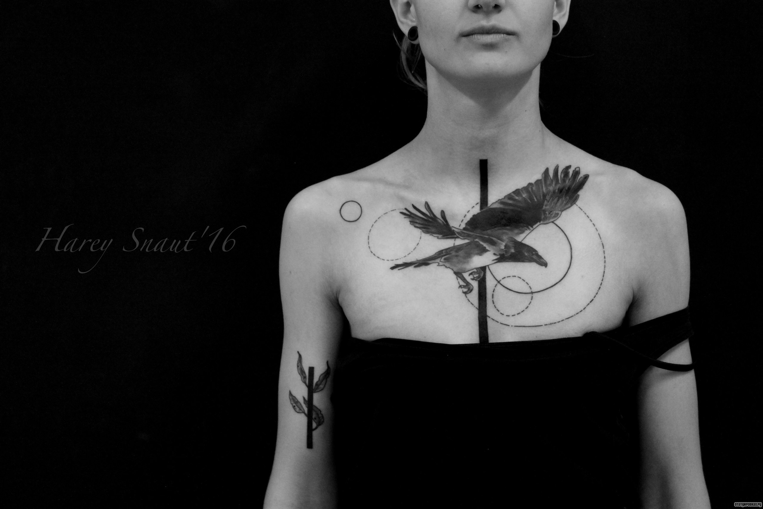 Фотография татуировки под названием «Ворона в полете»