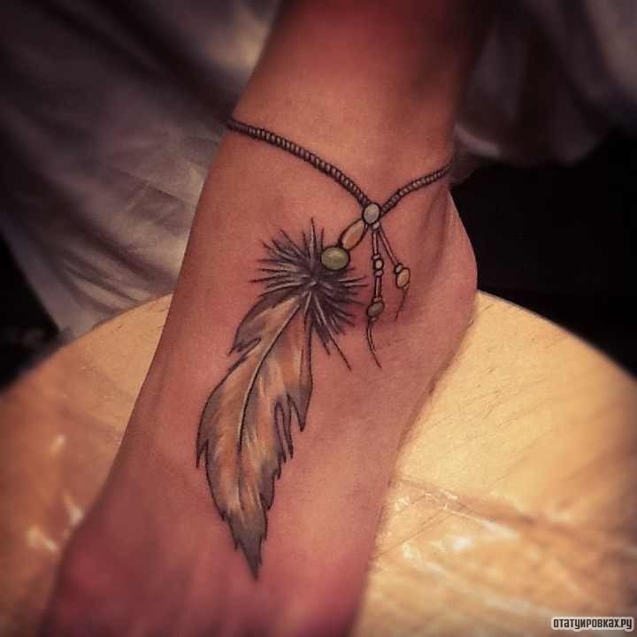 Фотография татуировки под названием «Перо на повязке»