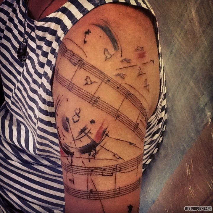 Фотография татуировки под названием «Ноты и часы»