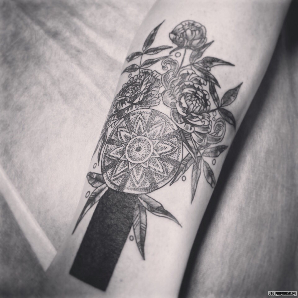 Фотография татуировки под названием «Цветы и узор»
