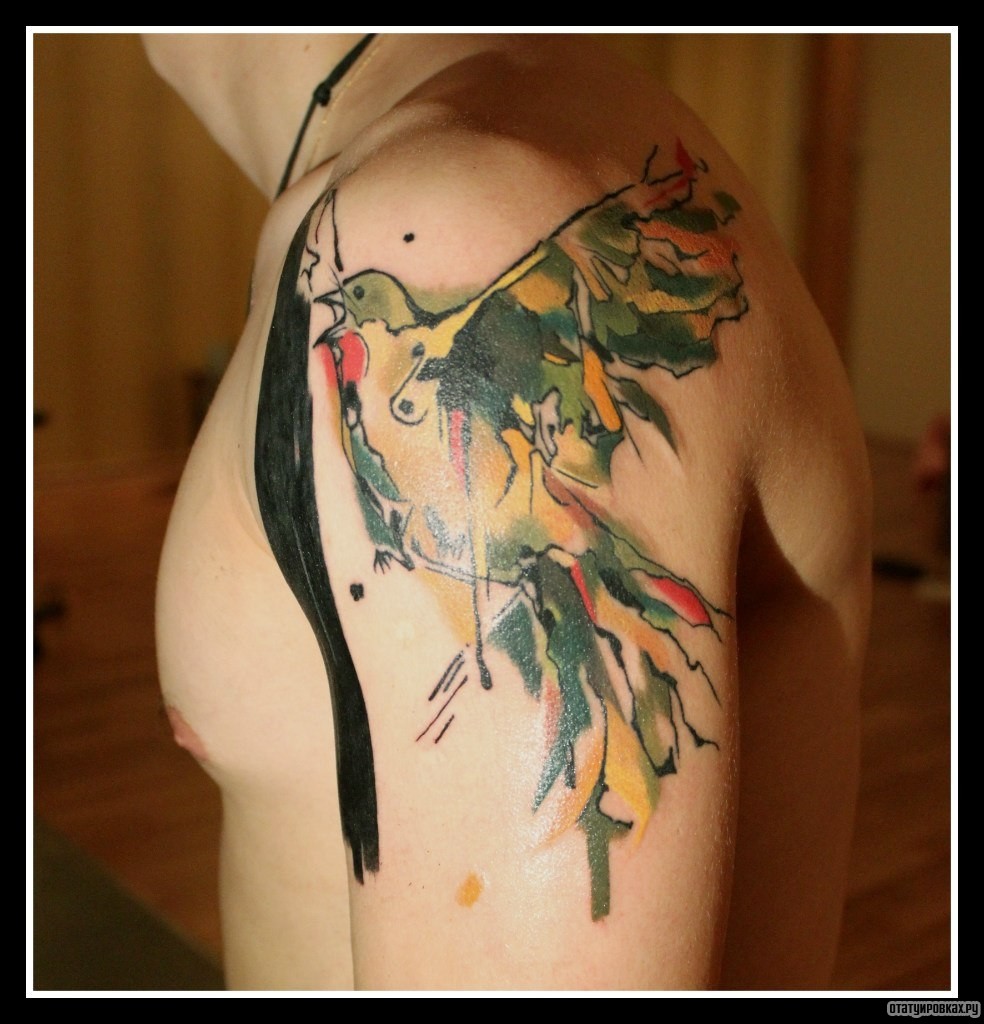 Фотография татуировки под названием «Птица в зеленом цвете»