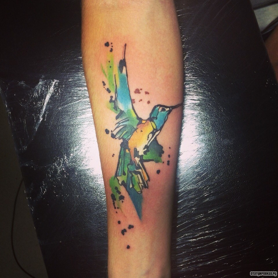 Фотография татуировки под названием «Колибри»