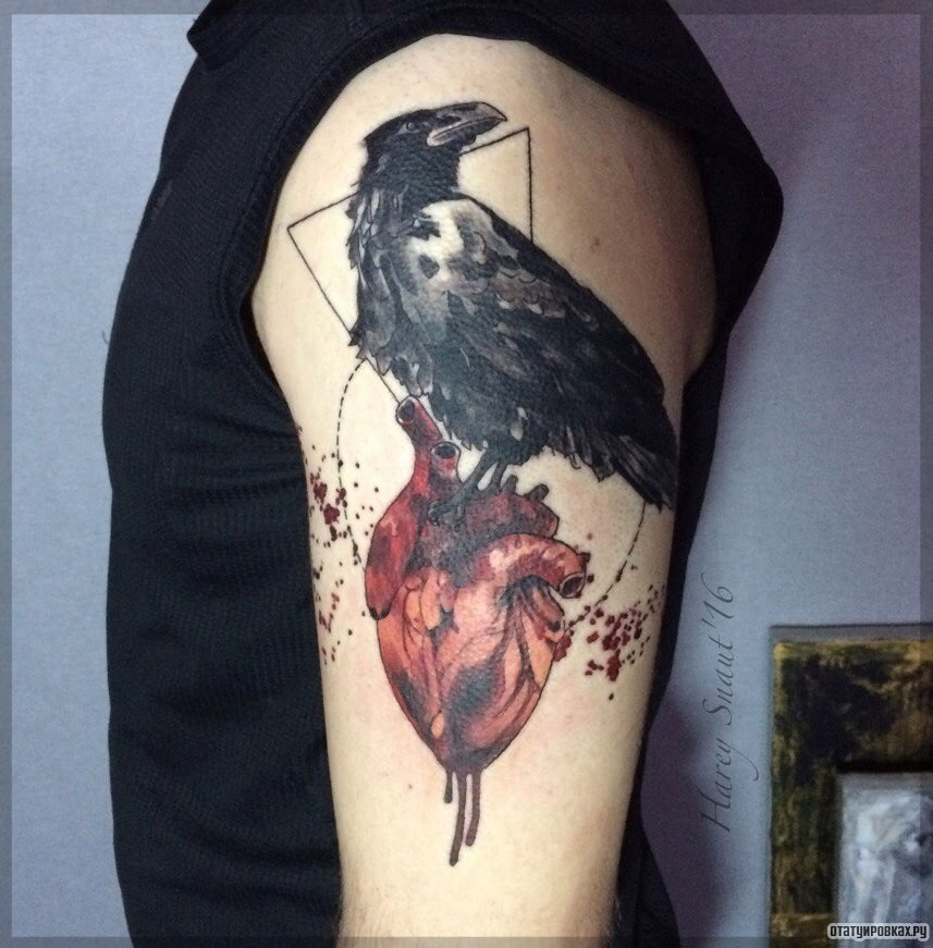 Фотография татуировки под названием «Ворона на сердце»