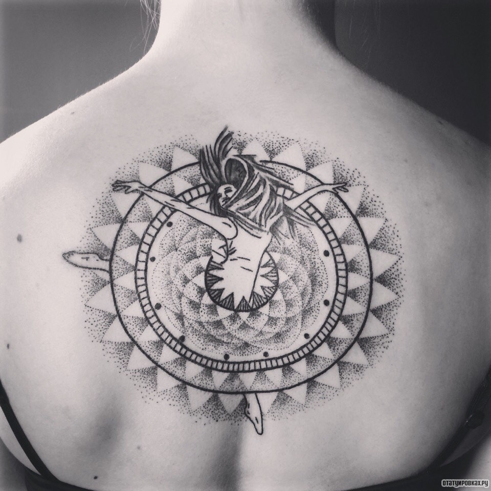 Фотография татуировки под названием «Девушка в круге»