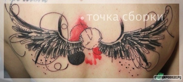 Фотография татуировки под названием «Круг с крыльями»