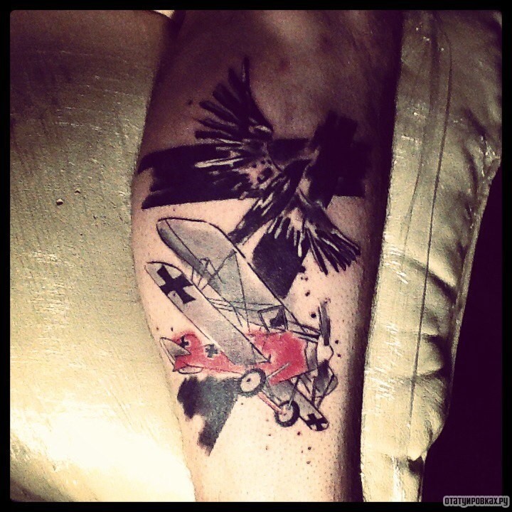 Фотография татуировки под названием «Самолет на фоне креста»