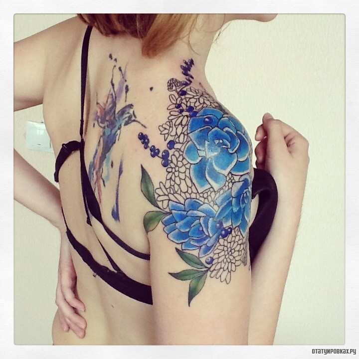 Фотография татуировки под названием «Синие цветы»