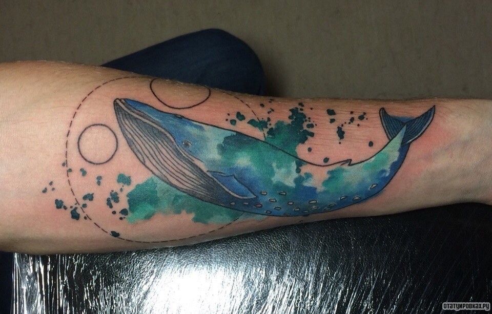 Фотография татуировки под названием «Синий кит»