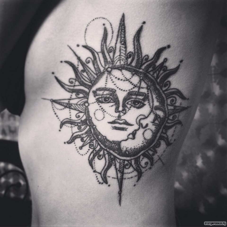Фотография татуировки под названием «Солнце в украшениях»