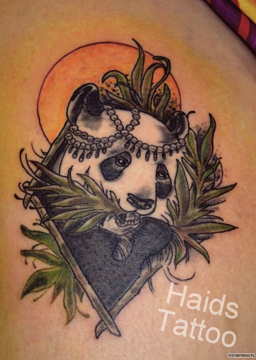 Фотография татуировки под названием «Панда с травой»