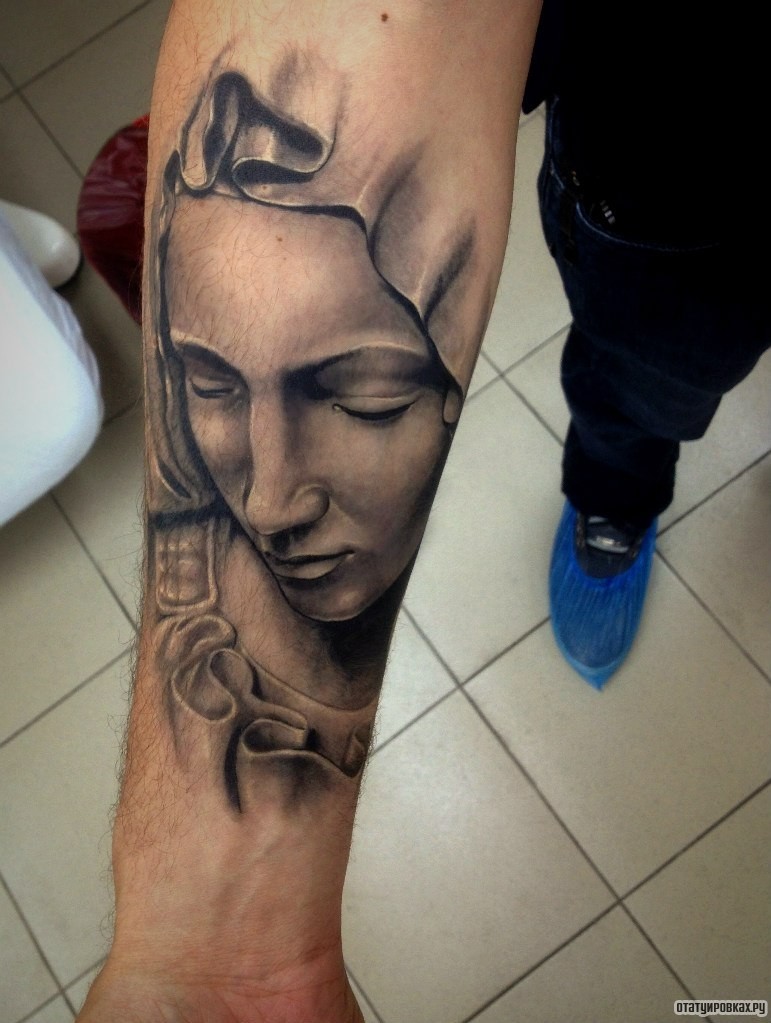 Фотография татуировки под названием «Лицо монашки»