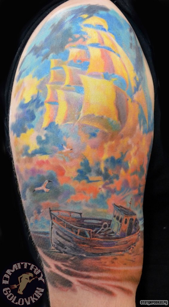 Фотография татуировки под названием «Корабль с парусами в небе»