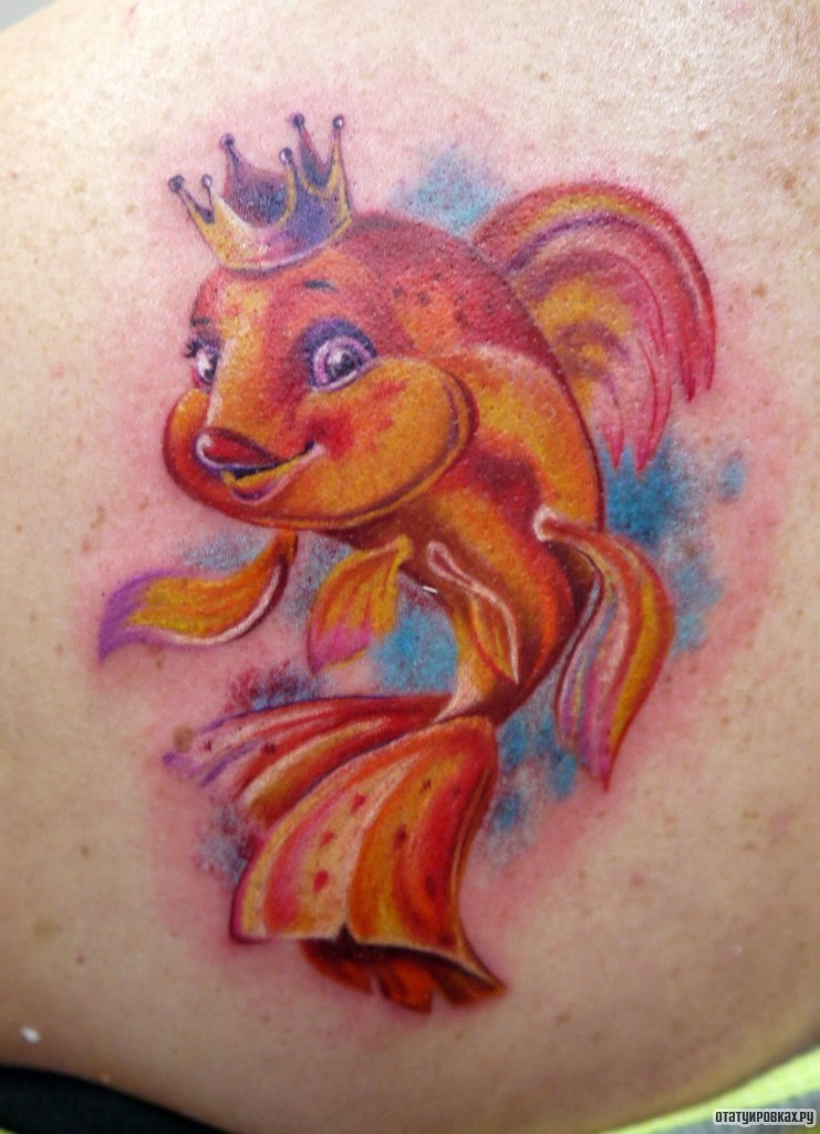 Фотография татуировки под названием «Золотая рыбка с короной на голове»