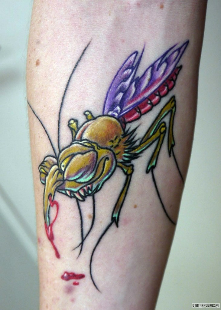 Фотография татуировки под названием «Комар»