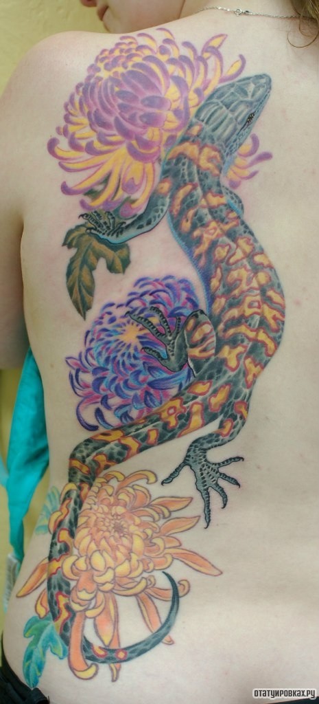 Фотография татуировки под названием «Ящерица и цветы»