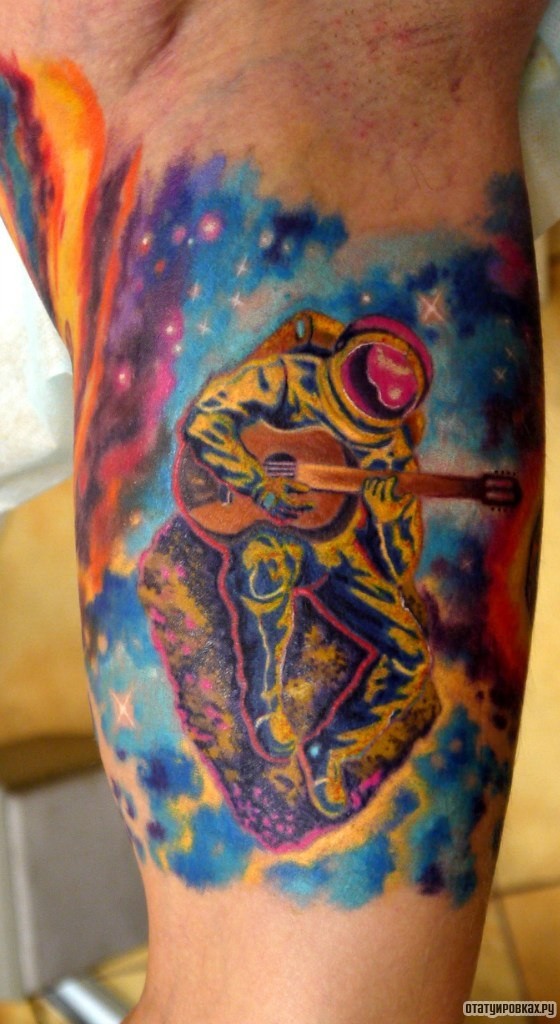 Фотография татуировки под названием «Космонавт с гитарой»