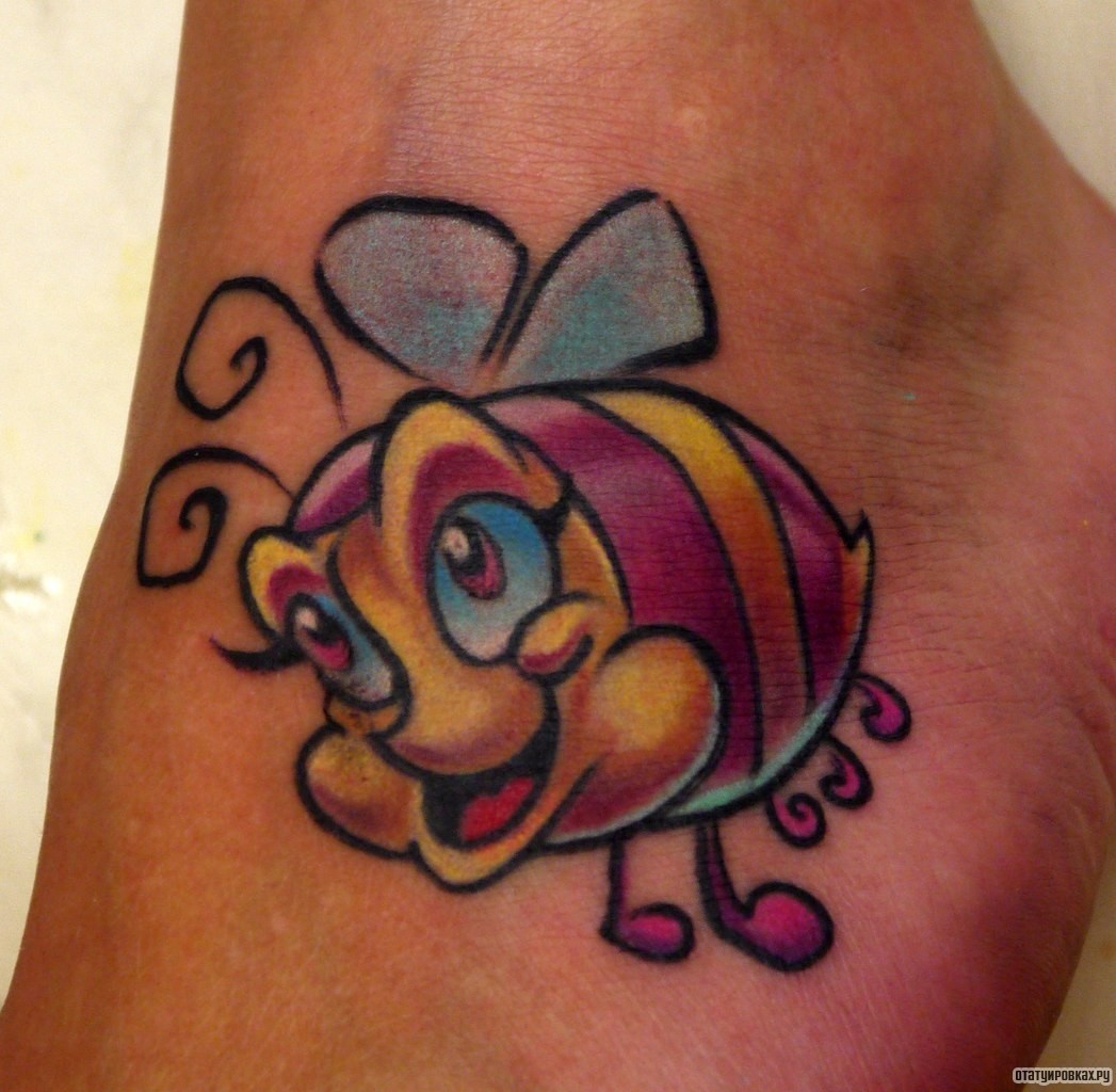 Фотография татуировки под названием «Пчела мультяшная»