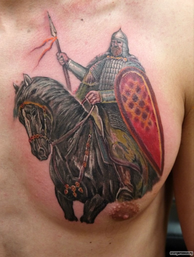 Фотография татуировки под названием «Всадник на коне с копьем»