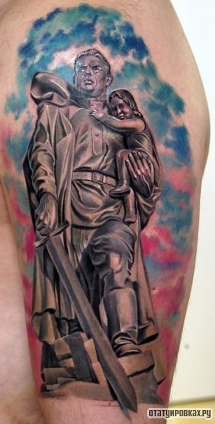 Фотография татуировки под названием «Воин с девочкой на руках»