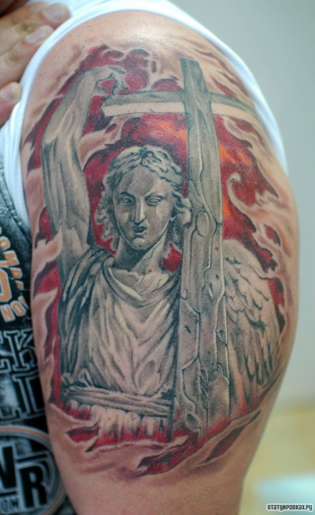 Фотография татуировки под названием «Ангел и крест»